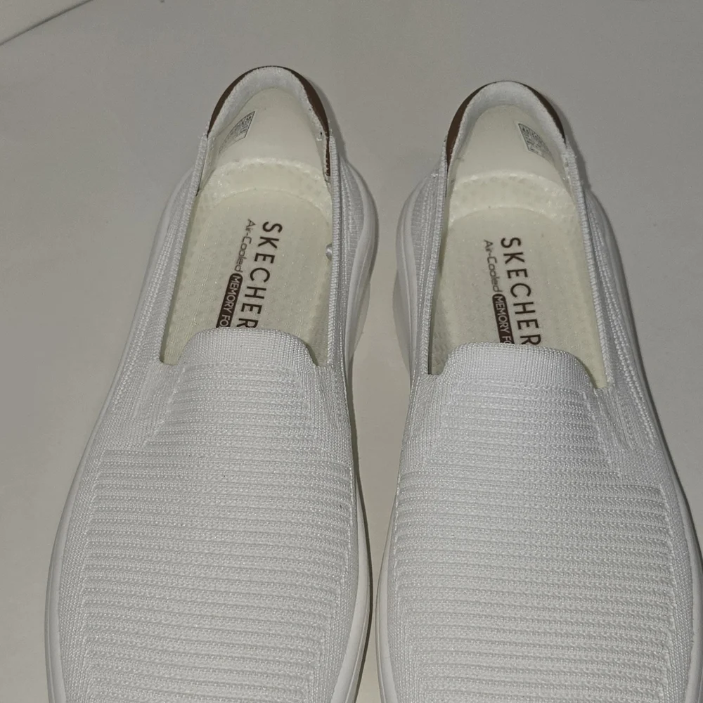 Skechers brans new